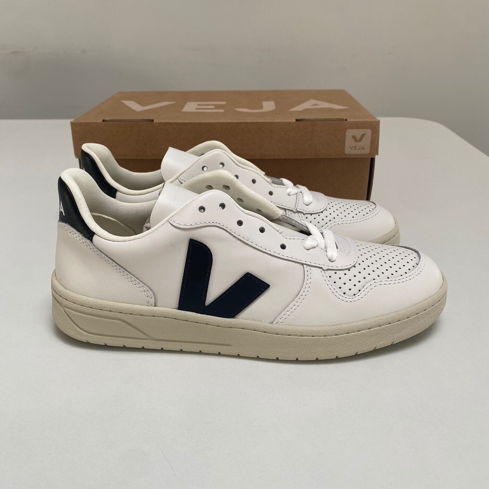 Veja V-10 Leather Sneaker in Extra White/Black sz 40EU/9US New in Box - Picture 2 of 8